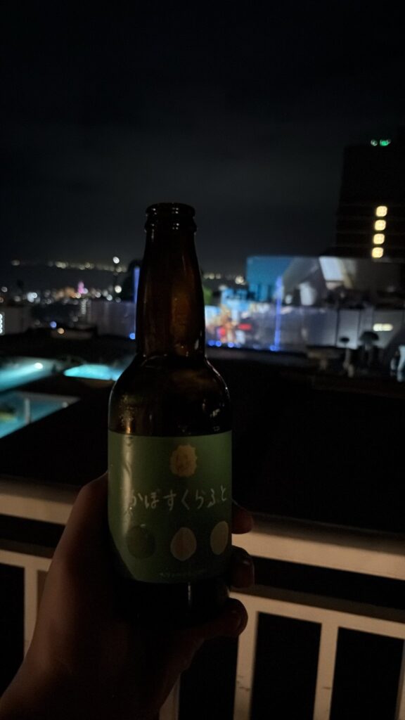 バルコニーで別府の夜景を眺めながら飲む瓶のお酒