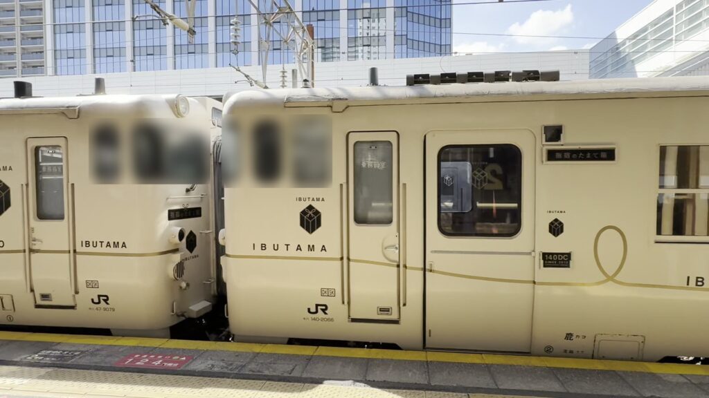 鹿児島中央駅に停まる特急「指宿のたまて箱」