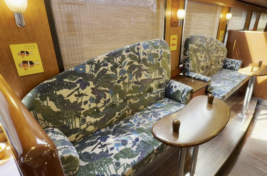 指宿のたまて箱の車内のソファ席
