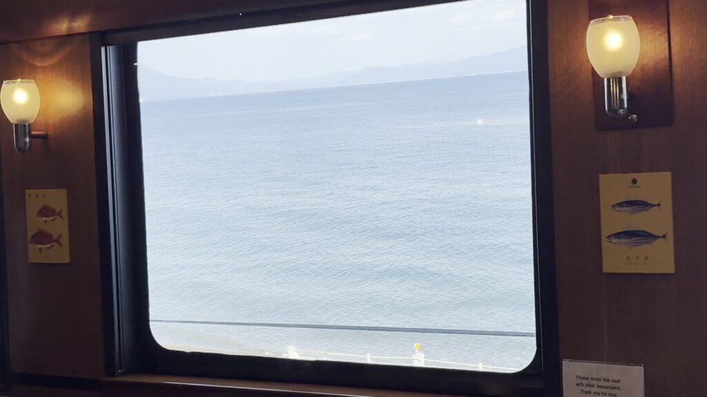 指宿のたまて箱の車窓から見える錦江湾