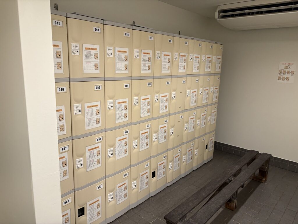 プール利用者用のダイヤル式ロッカー