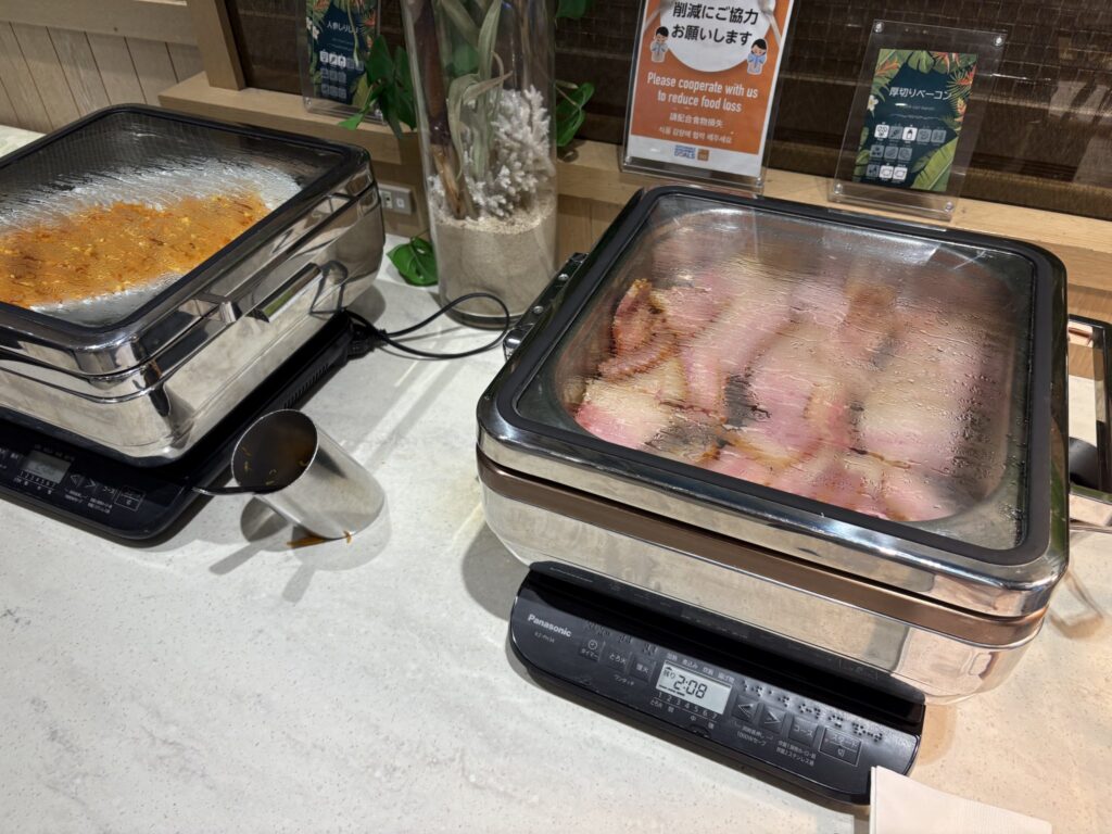 朝食ビュッフェのベーコン