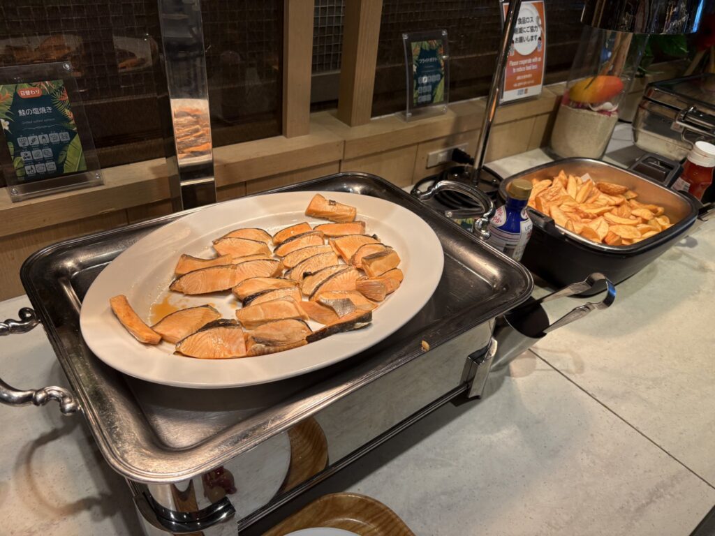 朝食ビュッフェの焼き鮭