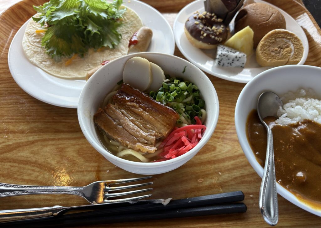 沖縄そばとカレー、デザートを盛り付けた朝食