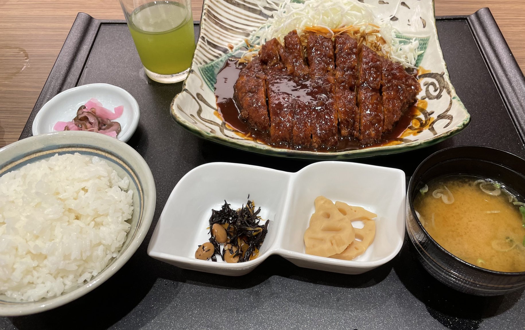 矢場とんのみそかつの定食。ご飯、味噌汁、小鉢、漬物付き