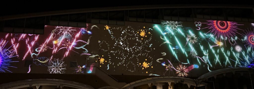 館内の壁に映し出されるプロジェクションマッピング